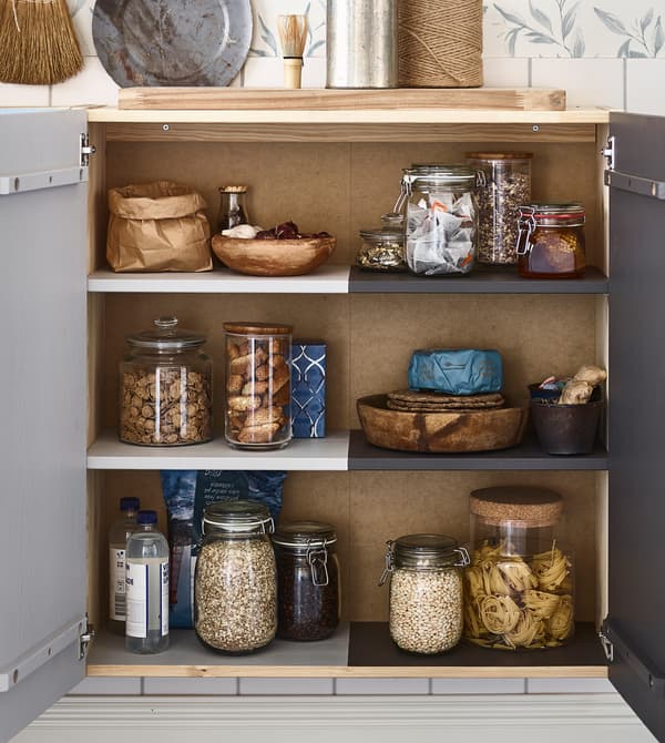 Per organizzare una cucina condivisa si può dipingere un mobile IVAR personalizzando ante e scaffali con un colore diverso per ogni inqulino.