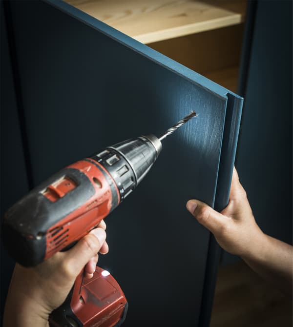 Perçage de la porte de l’armoire IVAR peinte en vert