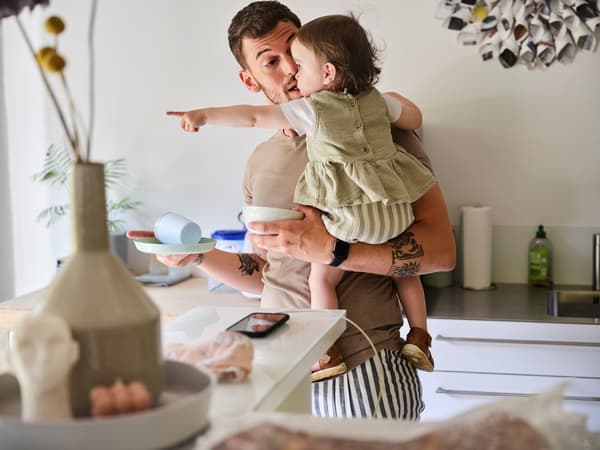Père avec bébé dans les bras.