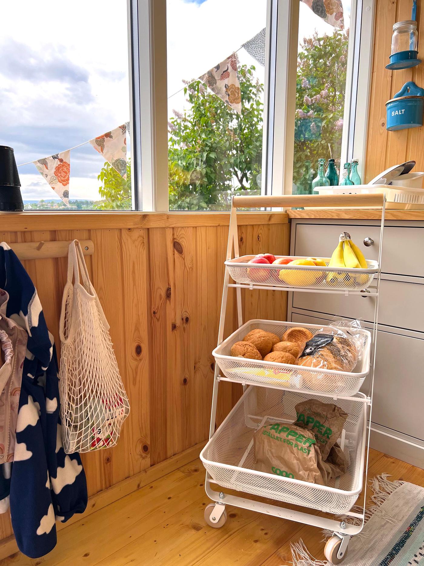 Perfekt til å oppbevare frukten og grønnsakene som liker seg bedre utenfor kjøleskapet. Stålnettingen gir god ventilasjon slik at maten holder seg lenger. Også praktisk som ekstra oppbevaring i gangen, på soverommet eller på hjemmekontoret.