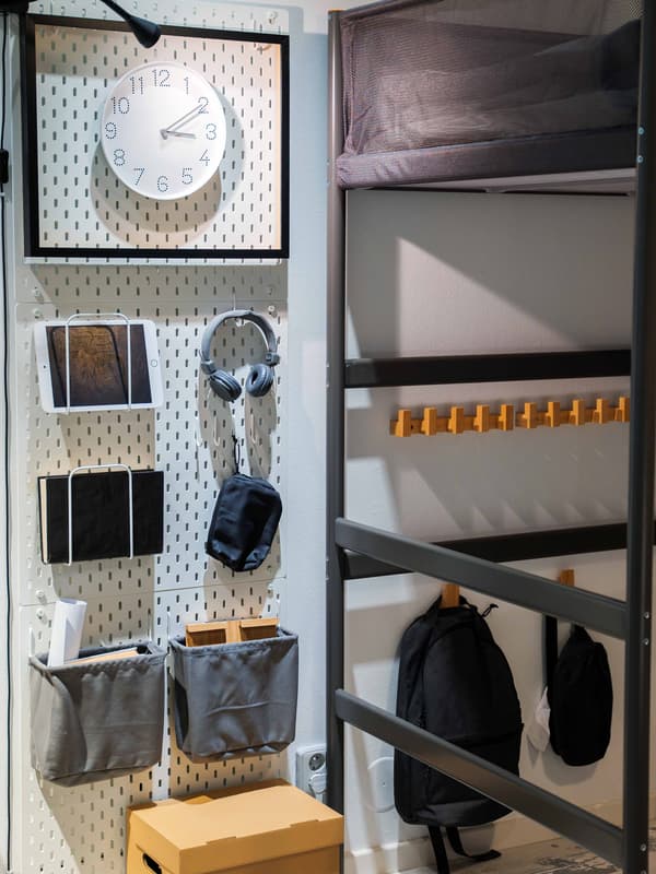 Perforovaný panel SKÅDIS je nesmierne všestranný a dá sa donekonečna upravovať.