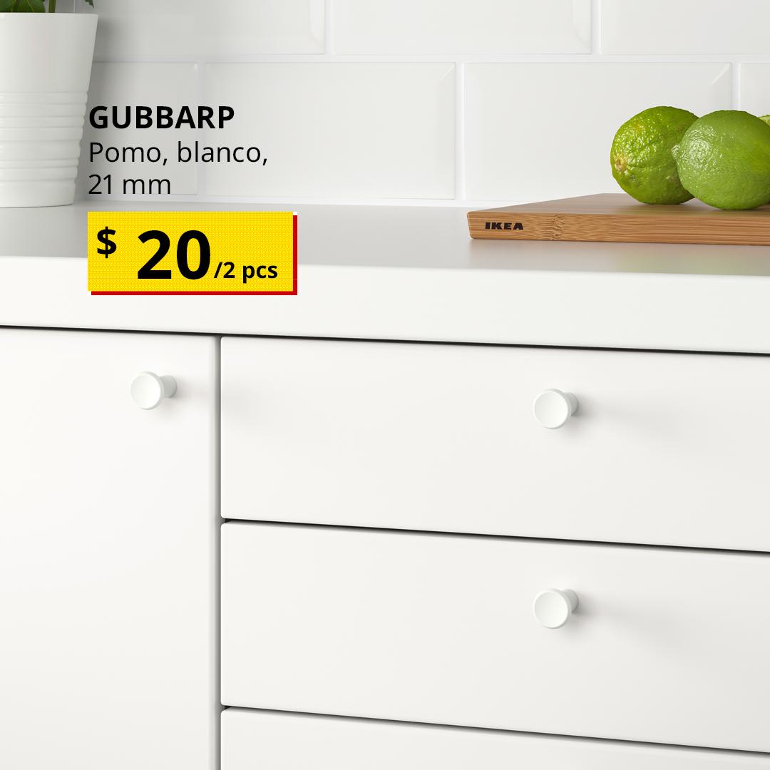 Perillas GUBBARP de color blanco colocadas en cajones de una cocina.