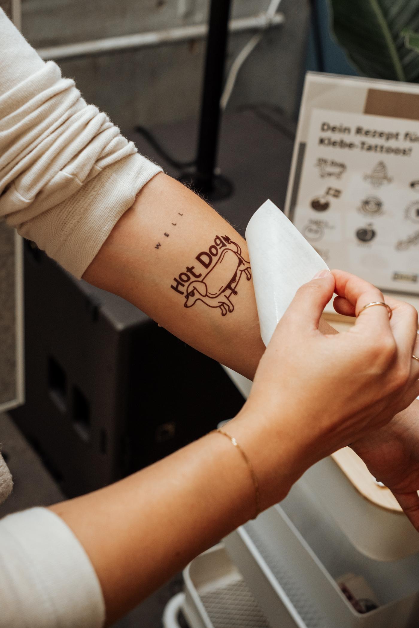 Person mit IKEA Tattoo auf dem Arm.