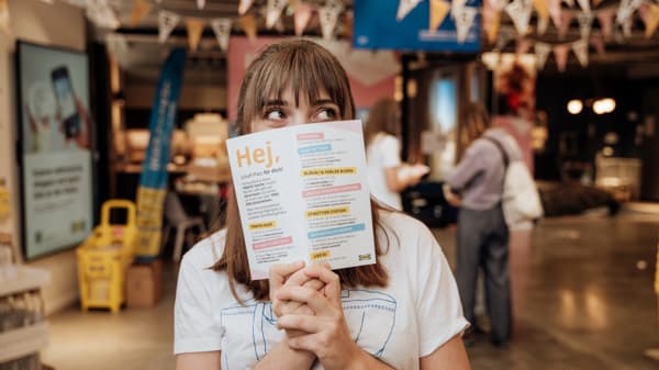 Person mit Veranstaltungsflyer im IKEA Einrichtungshaus