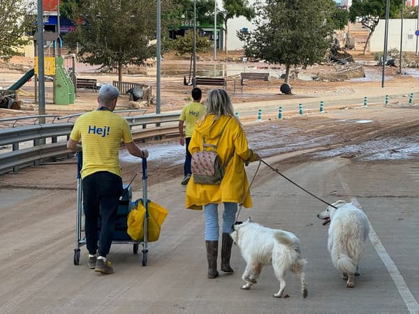 Persona de IKEA ayudando a persona afectada por la DANA