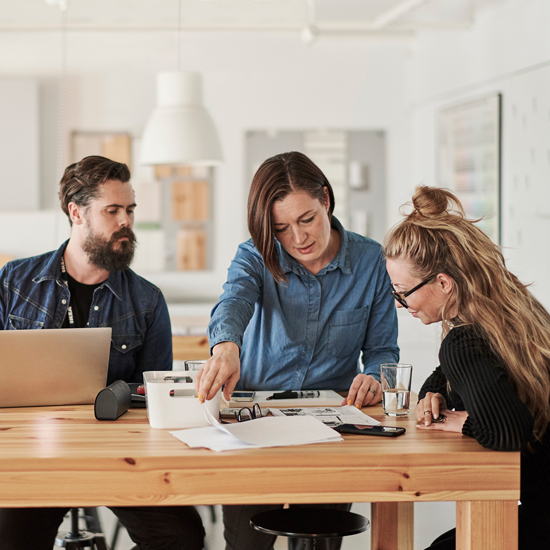Persona instruyendo a su equipo de trabajo