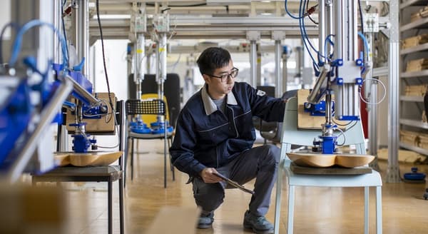 Persona testē produktus rūpnīcā
