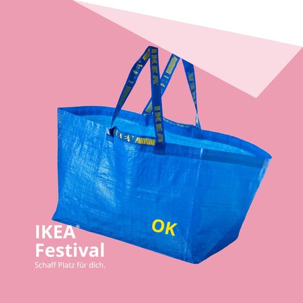 Personalisierte blaue FRAKTA Tasche mit Filzbuchstaben auf rosa Hintergrund als Motiv zur FRAKTA Personalisierung beim IKEA Festival.