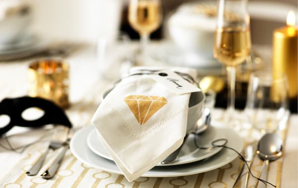 Personalizza la tavola decorando dei tovaglioli GULLMAJ bianchi con della vernice color oro e uno stencil a forma di diamante. Per una tavola d'effetto, abbinali a stoviglie bianche e una tovaglietta bianca e dorata - IKEA