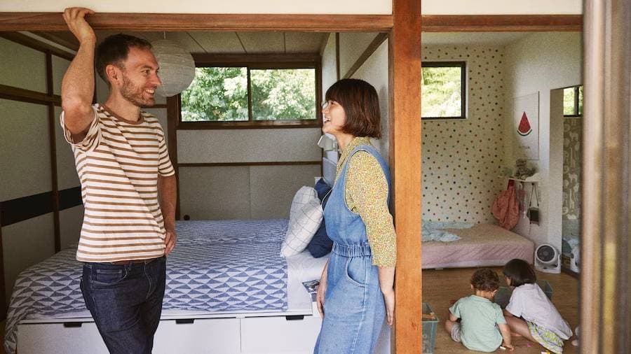 Personas hablando junto a camas IKEA