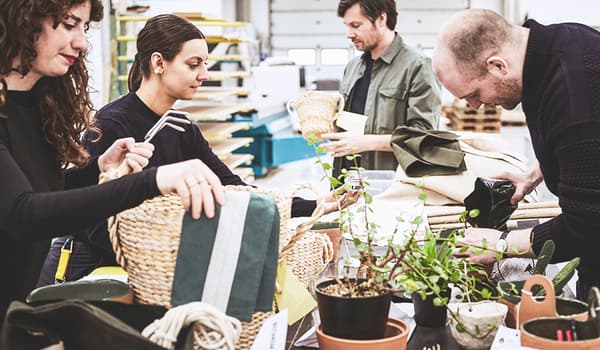 Persone partecipano workshop evento IKEA in negozio