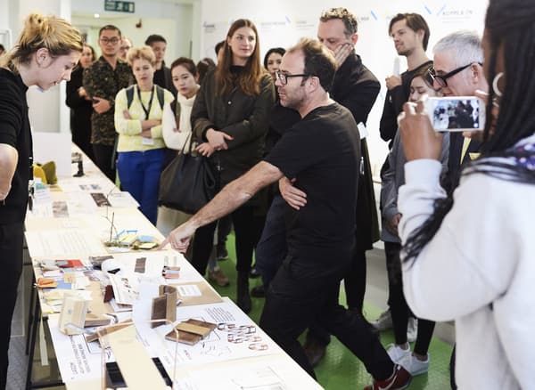 Persone riunite intorno a un lungo tavolo con schizzi e materiali – IKEA