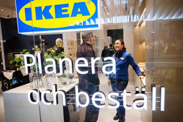Personer samtalar inne på en IKEA-butik, med skylttexten "Planera och beställ" i förgrunden.