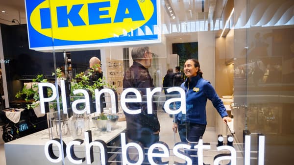 Personer samtalar inne på en IKEA-butik, med skylttexten "Planera och beställ" i förgrunden.