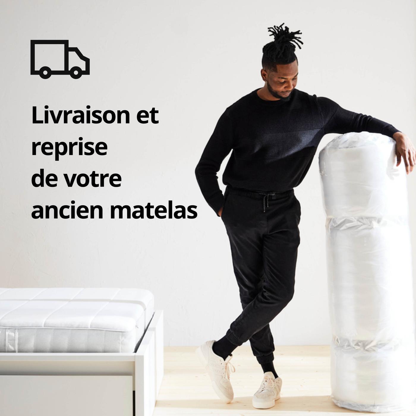 Personne appuyée contre un matelas enroulé dans une pièce ; à gauche, un lit avec matelas et sur l'image le texte « Livraison et reprise de votre ancien matelas » avec l'icône d'un camion.
