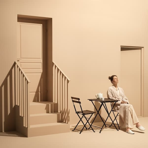 Personne assise à l'extérieur et prenant le soleil