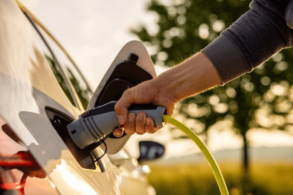 Personne charge sa voiture électrique
