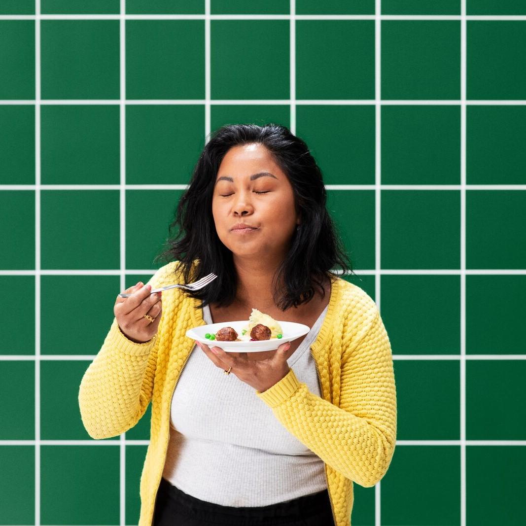 Personne en train de manger une boulette