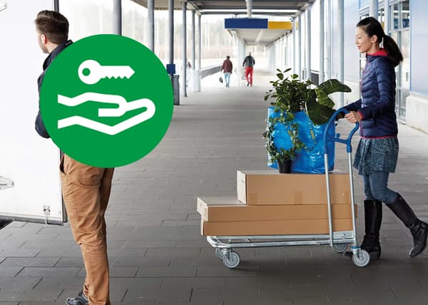 Personne transportant des cartons et une plante sur un chariot, avec une icône verte représentant une carte cadeau en échange.