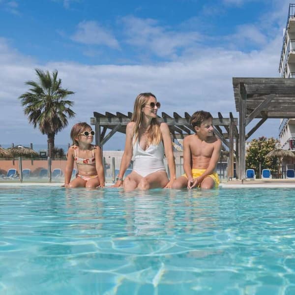 Personnes au bord d'une piscine.