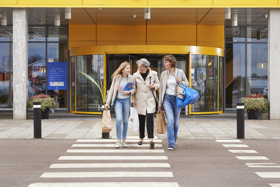 personnes qui marchent dans la rue 