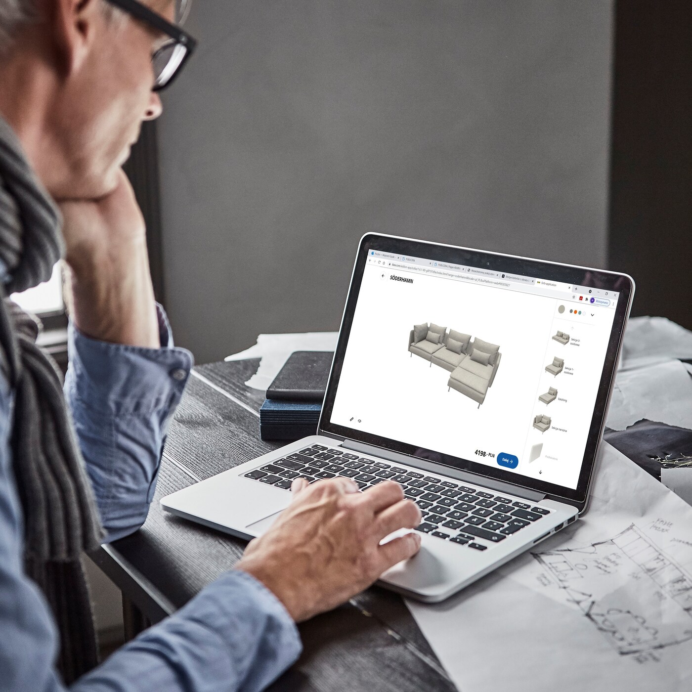 Pertsona batek sofa modular bat konfiguratzen ari da ordenagailuan.