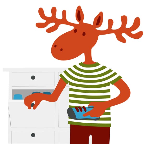 Peták, amint cipőt pakol egy cipősszekrénybe.