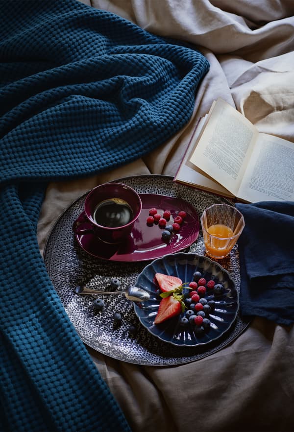 Petit déjeuner servi au lit, sur un plateau.