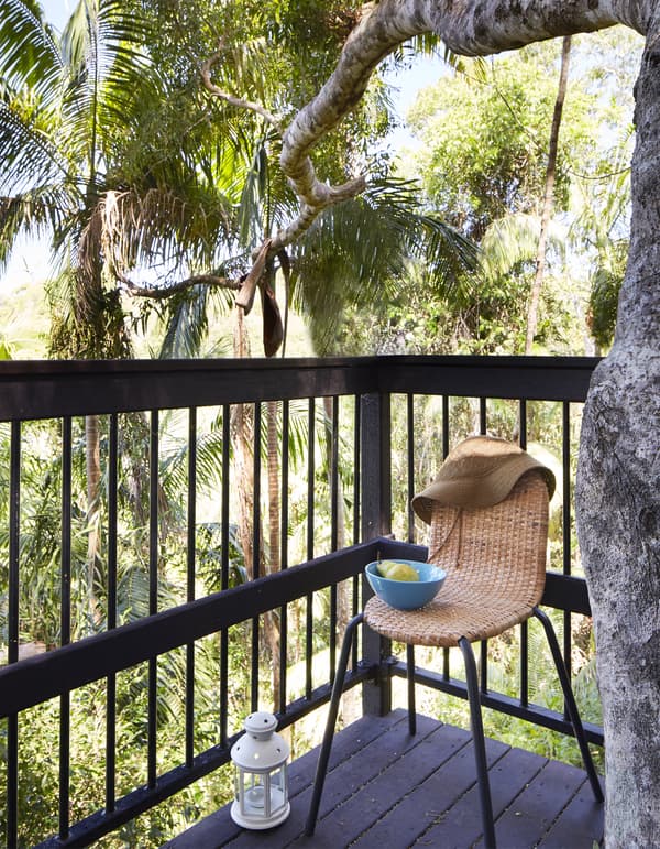 Petite chaise sur le balcon