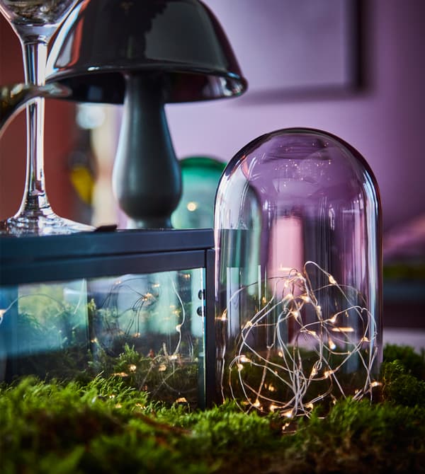 Petite cloche en verre avec mini-guirlande lumineuse à l'intérieur.