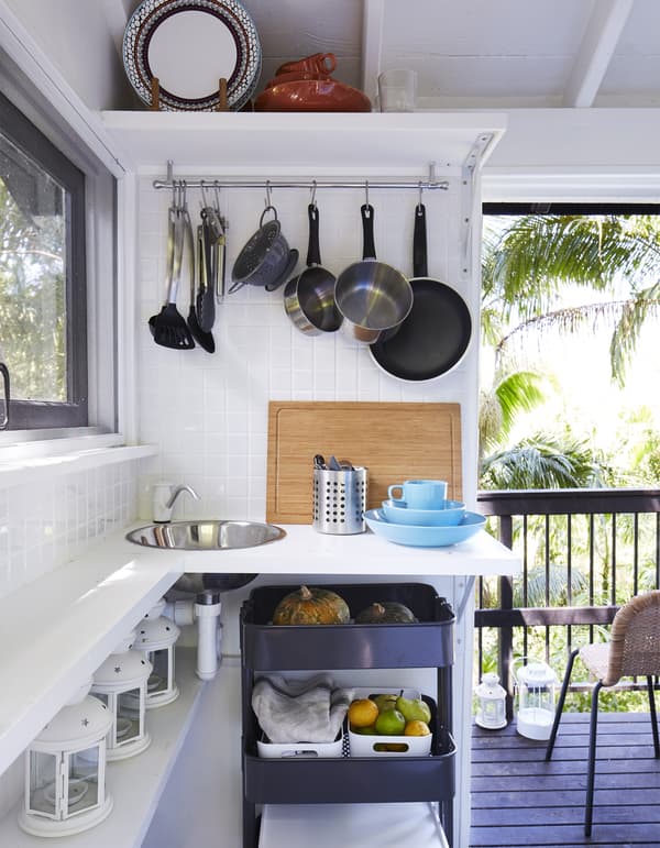 Petite kitchenette avec rangements intelligents