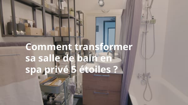 Petite salle de bain avec baignoire, meuble avec une vasque et des rangements muraux.