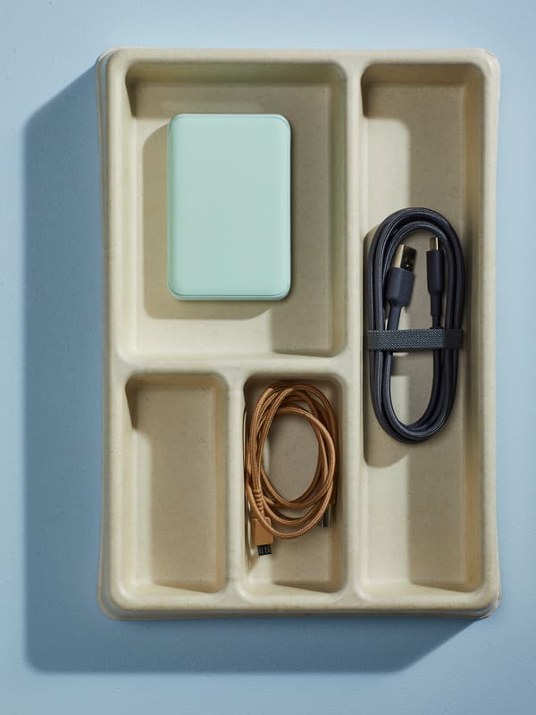 Petites boîtes en plastique NOJIG de diffèrentes tailles permettant d'optimiser l'espace du tiroir.