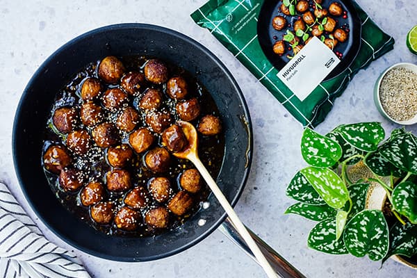 Pflanzliche Teriyaki-Bällchen in einer Pfanne mit Soße.