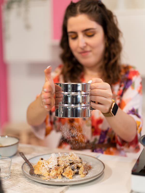 Pflanzlicher Kaiserschmarrn von @theveganaustrian wird angerichtet