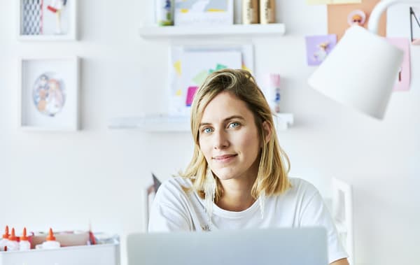 Photo de Chloé assise à son bureau.