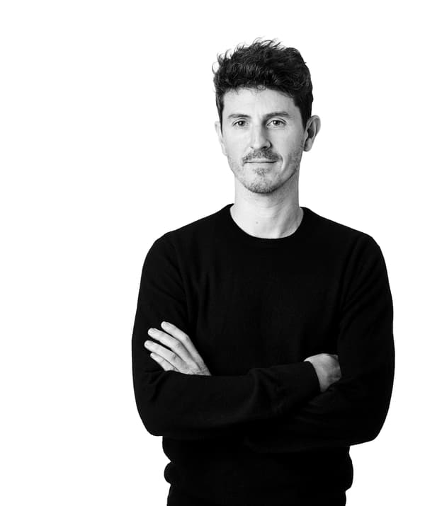 Photo de Craig Redman avec les bras croisés.