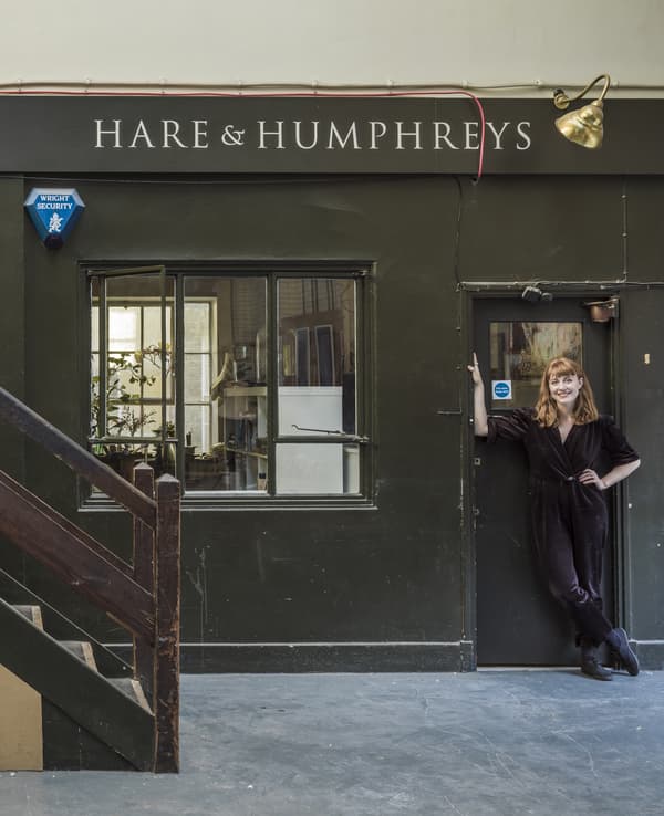 Photo de Hannah debout devant sa porte d’entrée.