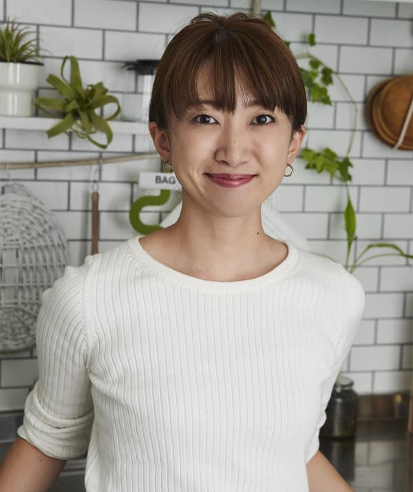 Photo de Hiromi dans sa cuisine.