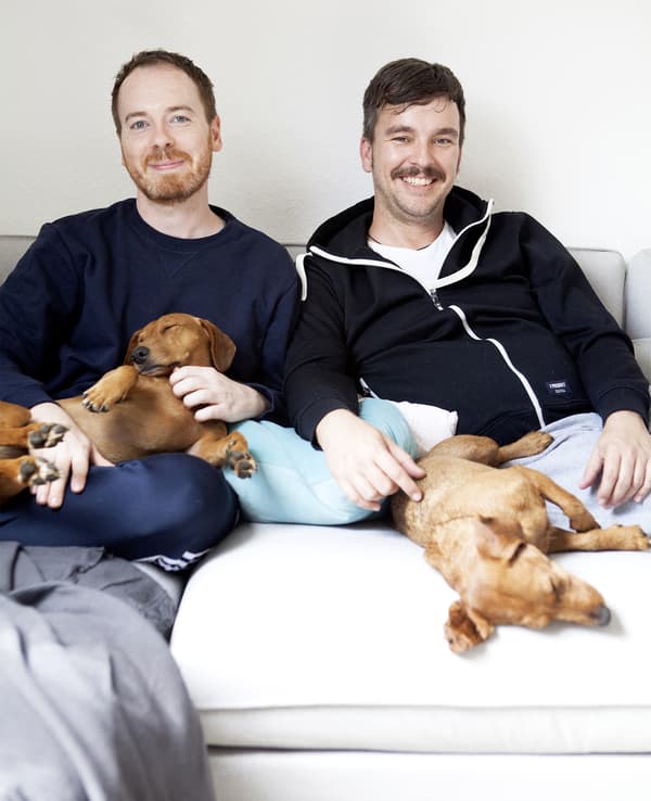 Photo de Steffen et Alex avec leurs chiens.
