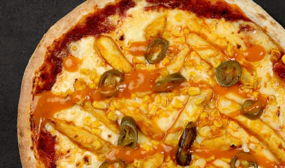 Пицца Golden BBQ с куриным филе в соусе барбекю South Carolina Gold, сладкой кукурузой, халапеньо и сыром на томатной основе.