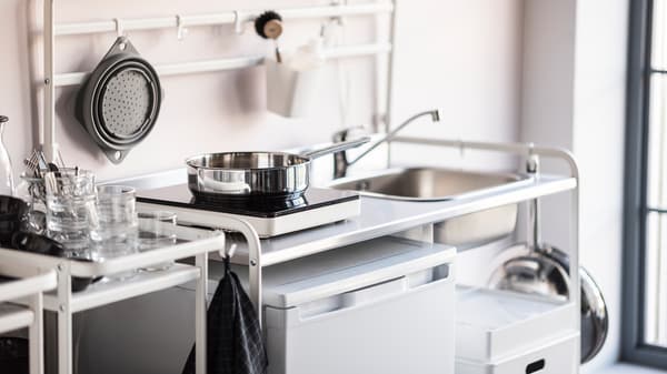 Piccola minicucina bianca con piano cottura a induzione portatile e piccolo frigorifero - IKEA