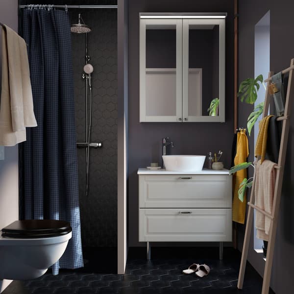 Piccolo bagno grigio scuro con mobile GODMORGON bianco, piano d’appoggio TOLKEN e lavabo KATTEVIK – IKEA