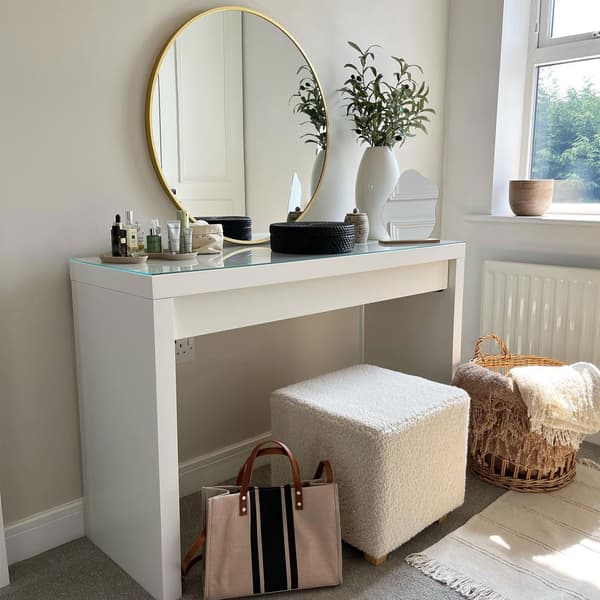 Picture of a makeup corner shared on Instagram by @homeisno22