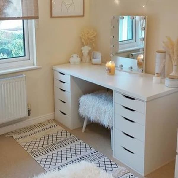 Picture of a makeup corner shared on Instagram by @my_home_17