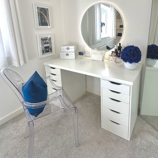 Picture of a makeup room shared on Instagram by @athomewithkirsty