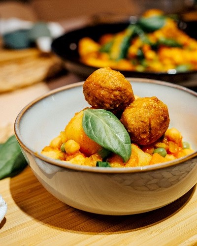 Picture of vegetable curry with plant balls in GLADELIG bowl