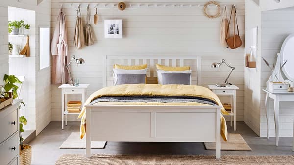 Piękne wnętrze, w którym odpoczynek będzie przyjemnością.; HEMNES Rama łóżka, biała bejca/Lönset140x200 cm