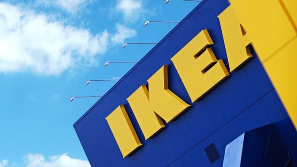 Pierre IKEA avec un ciel bleu en fond