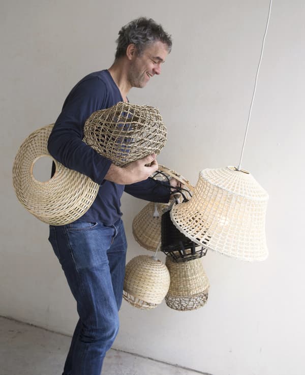 Piet Hein Eek يحمل غطاء مصباح من الخيزران.